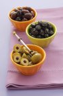 Зелені та чорні оливки в мисках — стокове фото