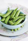 Bowl of young fresh peas — Stock Photo