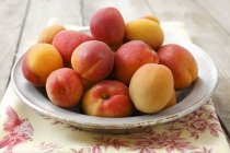 Тарелка свежих абрикосов — стоковое фото