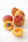 Frische reife Aprikosen — Stockfoto