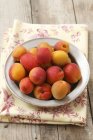 Assiette d'abricots frais — Photo de stock