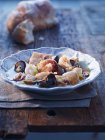 Vue rapprochée du ragoût de fruits de mer dans un bol — Photo de stock