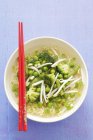 Sopa de fideos asiáticos - foto de stock