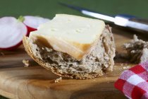 Лімбург сир на хліб — стокове фото