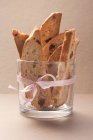 Vue rapprochée des biscuits italiens aux amandes Cantuccini dans un verre — Photo de stock
