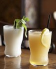 Vue rapprochée des cocktails slushito espagnols à la noix de coco, rhum, citronnelle et citron vert et pamplemousse, bourbon et camomille — Photo de stock