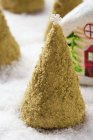 Galleta de nuez en forma de árbol de Navidad - foto de stock