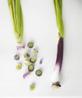 Échalotes violettes biologiques Une tranchée et une entière — Photo de stock