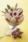 Biscuits de Noël dans un bol en argent — Photo de stock
