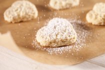 Biscoitos em forma de coração com açúcar de confeiteiro — Fotografia de Stock