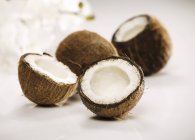 Свежие открытые кокосы — стоковое фото