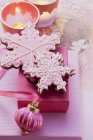 Печенье украшено розовой глазурью — стоковое фото