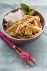 Жареный тофу с капустой — стоковое фото