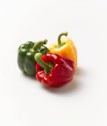 Vermelho com pimentas verdes e amarelas — Fotografia de Stock