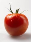 Tomate rouge avec gouttes d'eau — Photo de stock