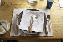 Elevated view of a place setting at a rustic table — Stock Photo