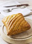 Vista close-up de frango e presunto pastelaria em tábua de madeira — Fotografia de Stock