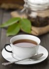 Tasse de thé feuille de noix — Photo de stock