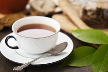 Xícara de chá de folha de noz — Fotografia de Stock