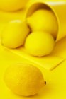Limones frescos maduros - foto de stock