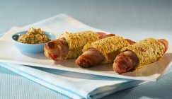 Porcos em cobertores com bacon — Fotografia de Stock