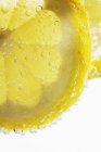 Лимонные ломтики в воде — стоковое фото
