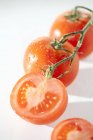 Tomates mûries à la vigne biologique — Photo de stock