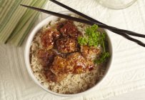 Помаранчева курка над рисом — стокове фото