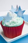 Cupcake decorado com estrelas azuis — Fotografia de Stock