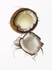 Разбитый кокосовый орех — стоковое фото