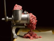 Carne picada no moedor de carne — Fotografia de Stock