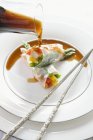 Крупним планом вид на заливку соєвого соусу на овочевих весняних рулетах — стокове фото