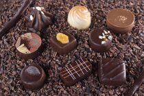 Dulces de Chocolate Blanco con Chocolates de Leche - foto de stock