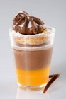 Vista close-up de sobremesa em camadas com laranjas e creme de chocolate, biscoito e avelã Ganache — Fotografia de Stock