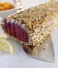 Tuna with sesame seed crust — Stock Photo