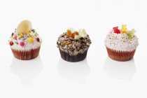 Bunte Cupcakes in einer Reihe — Stockfoto