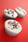 Cupcake decorati con fagioli di cioccolato colorati — Foto stock
