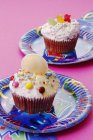 Coloridos cupcakes en platos - foto de stock