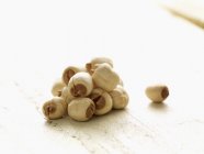 Vista ravvicinata dei semi di loto su un tavolo di legno — Foto stock