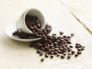 Taza de café expreso y granos de café - foto de stock