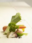 Ingrédients pour bouillon de légumes sur surface blanche — Photo de stock