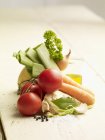 Ingredientes para caldo de verduras en superficie blanca - foto de stock