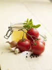 Ingredientes para sopa de tomate sobre a superfície de madeira branca — Fotografia de Stock