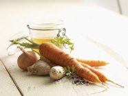 Ingredientes para sopa de zanahoria y jengibre sobre la superficie de madera - foto de stock
