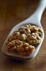 Орехи на деревянной ложке — стоковое фото