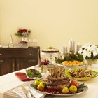 Gros plan de la table de dîner de Noël avec rôti de porc de la Couronne — Photo de stock