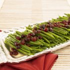 Platter de feijões verdes com cranberries secas — Fotografia de Stock