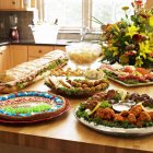 Tagsüber verschiedene Gerichte mit Blumen auf dem Küchentisch — Stockfoto