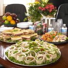 Крупним планом вид на бутерброд і вечірки на столі з напоями — стокове фото