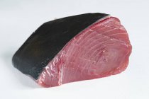 Filet de thon frais avec peau — Photo de stock